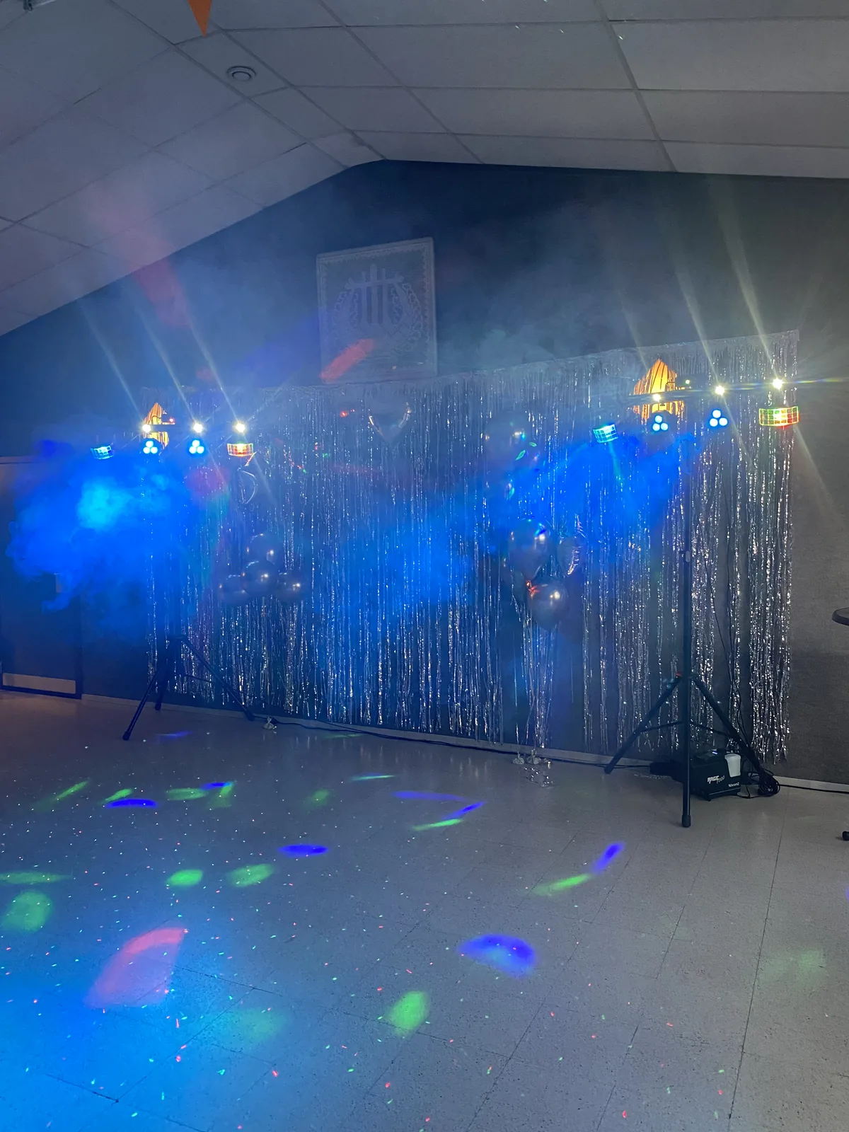 Lichtbrug met lichteffecten, rook en glitterwand in Zandhoven