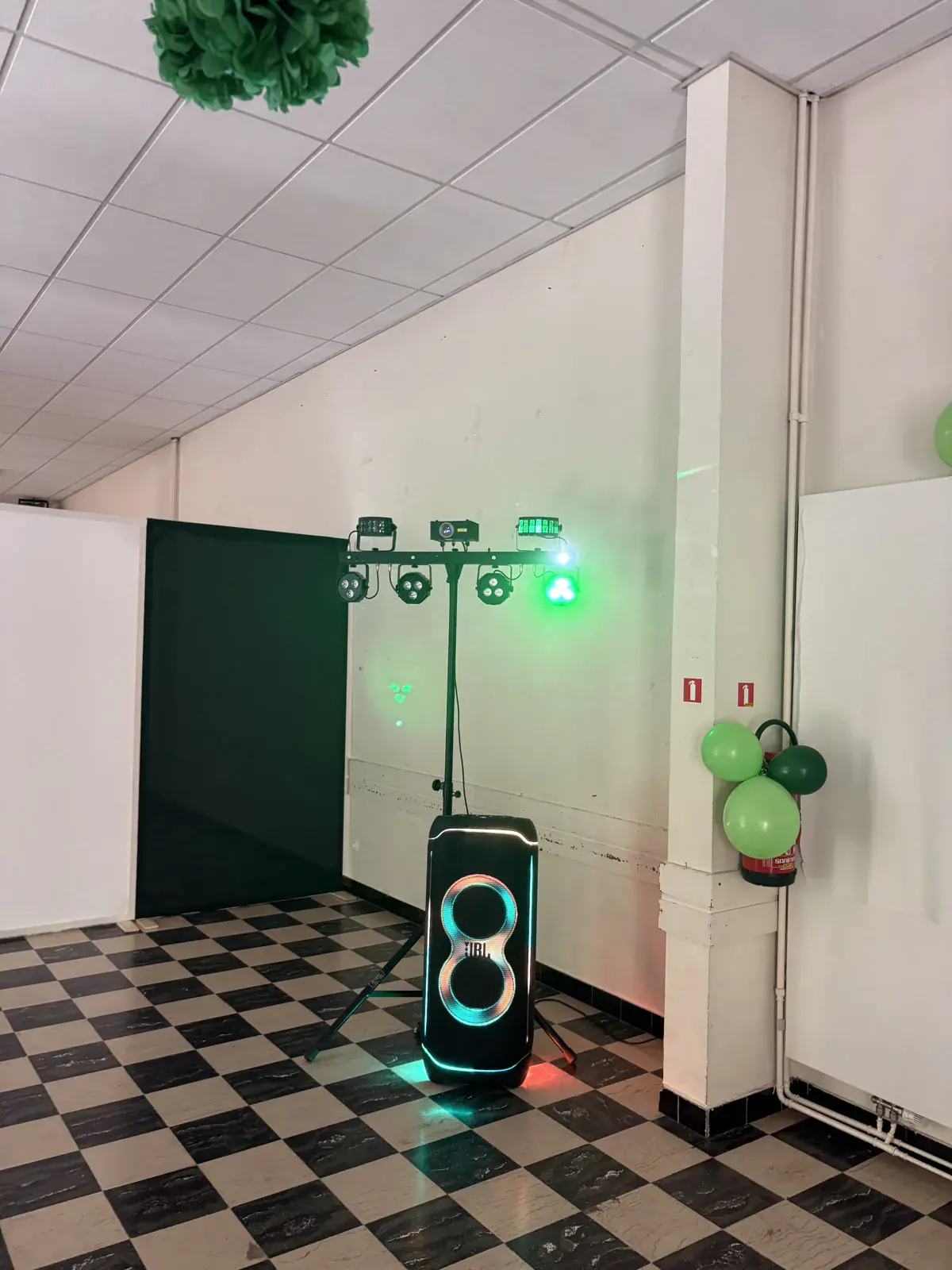 JBL Partybox met lichtstatief op een feest in 's-Gravenwezel, Schilde