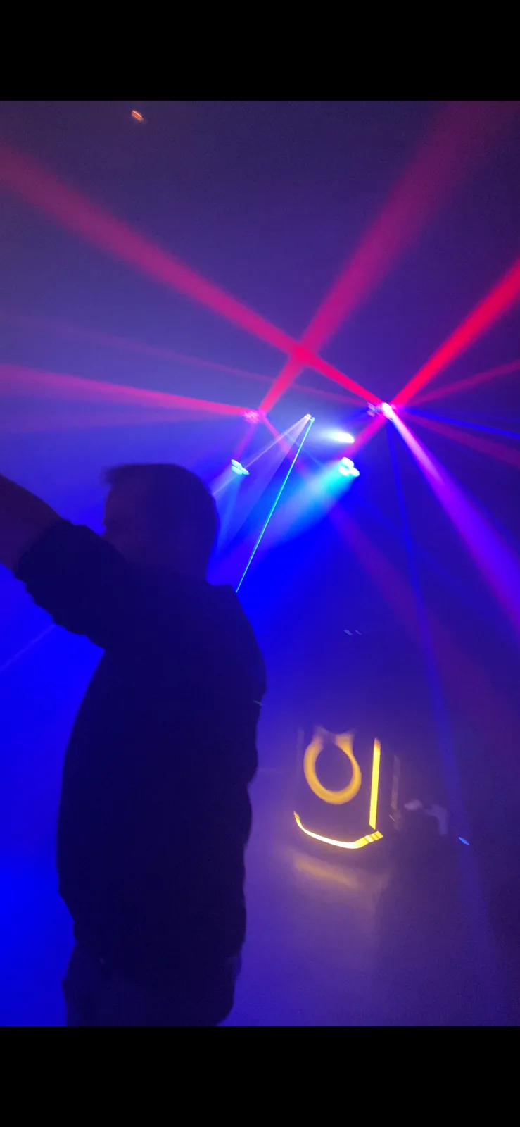 Lasershow in rood en blauw met JBL-speaker in Rijkevorsel