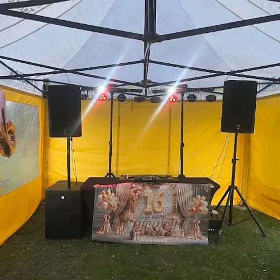 Sweet sixteen in een feesttent met complete DJ-set, rook en discolichten