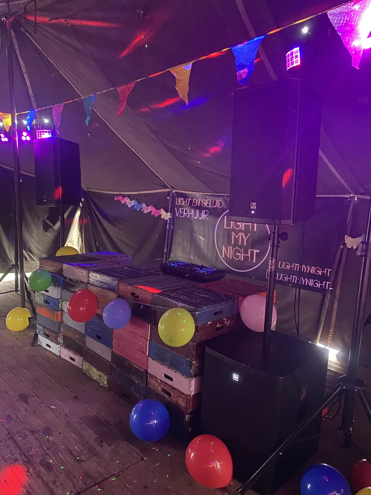 Complete DJ-set met speakers en subwoofer opgebouwd in een feesttent