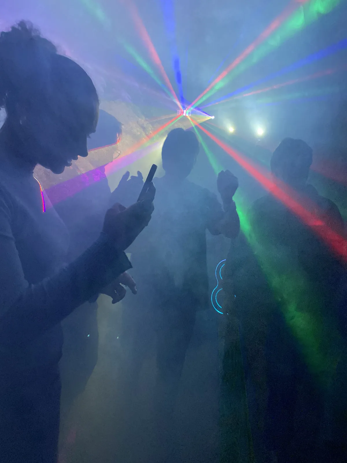 Dansers in een lasershow met rook op een feest in Vorselaar