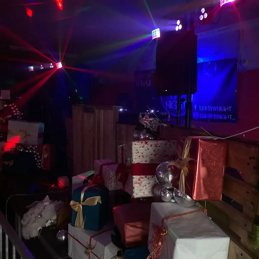 Clubavond in de Kempen met lasershow en rookmachine boven een volle dansvloer