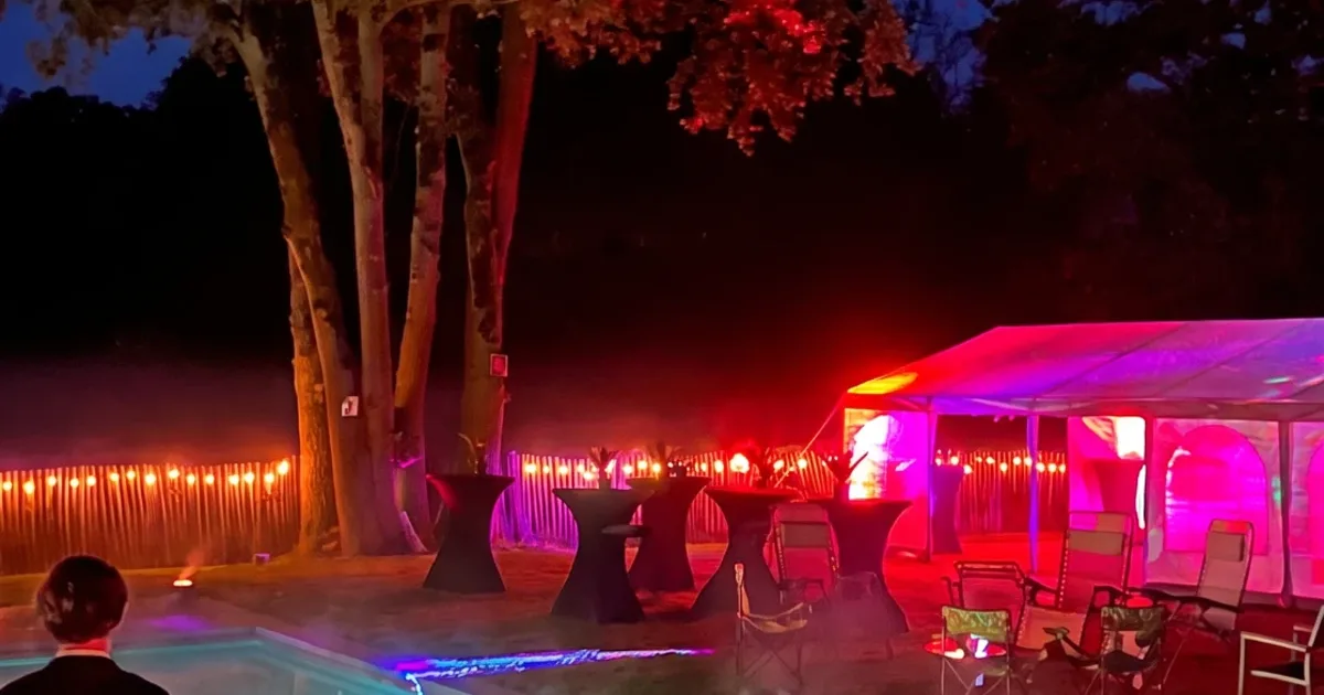 Tuinfeest met sfeerverlichting, een zwembad en een partytent