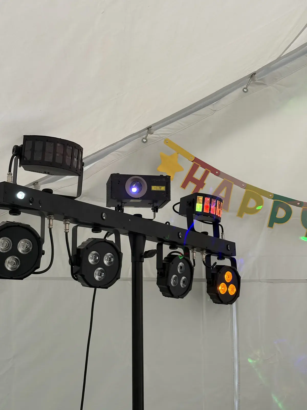Close-up van een lichtbrug met LED-spots in een partytent in Brasschaat