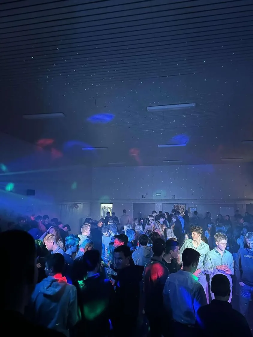 Dansvloer met discolichten op een feest in Grobbendonk