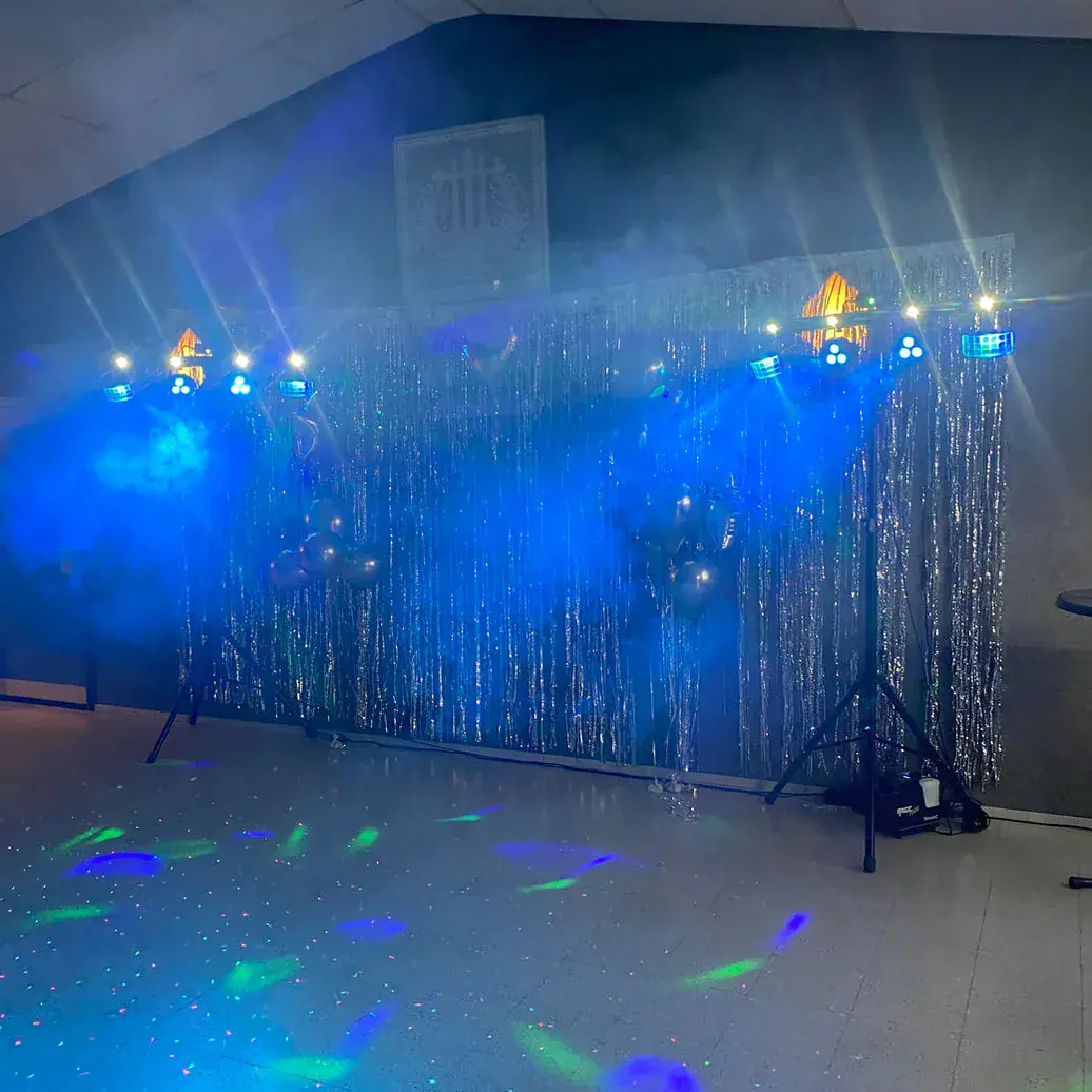 Blauwe LED-spots met rook en glitterwand op een gehuurde lichtset