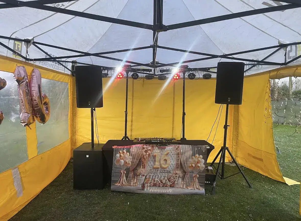 Gehuurde DJ-set onder een gele partytent tijdens een Sweet 16 in de Kempen