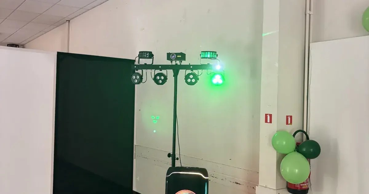 JBL Partybox en lichtstatief opgebouwd in een feestzaal