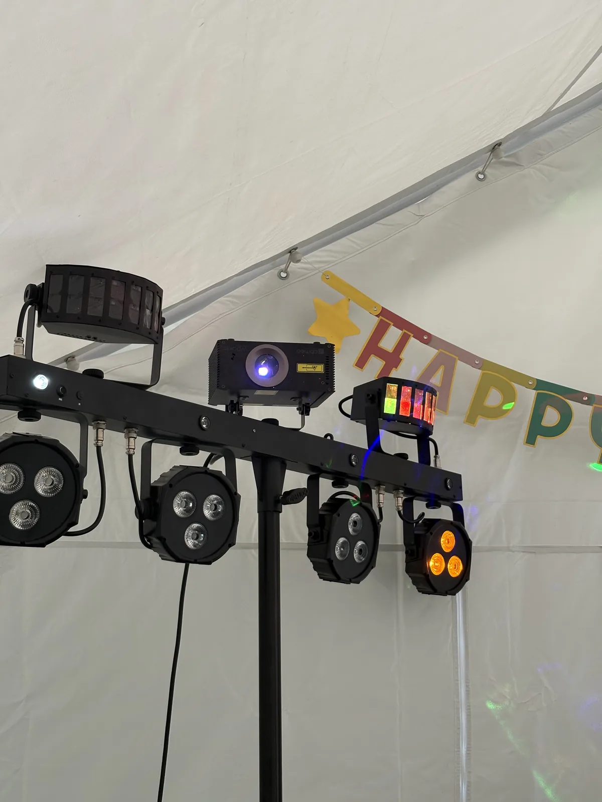 Lichtbrug met LED-spots en laser gemonteerd in een partytent
