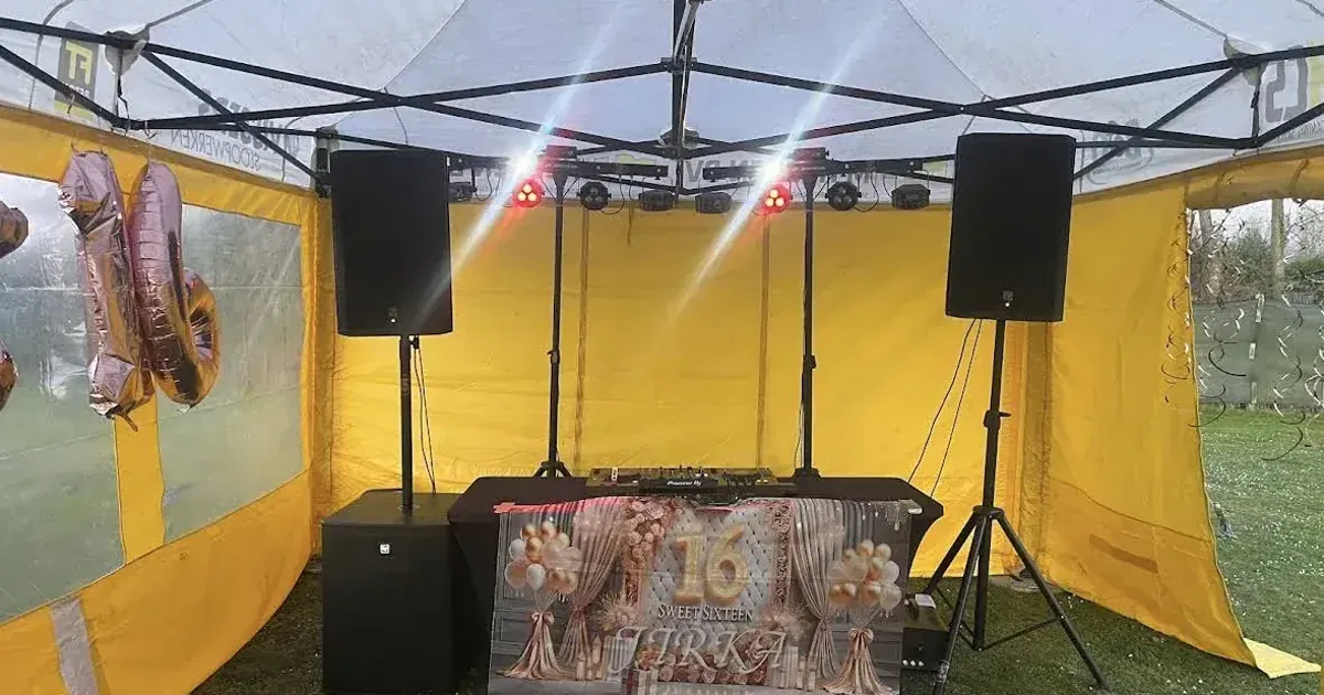 DJ-set en ballonnen in een feesttent voor een Sweet 16